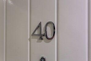 Eine Tür mit der Nummer 40, die Zimmernummer angibt.