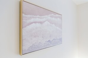 Une œuvre d’art encadrée accrochée au mur.