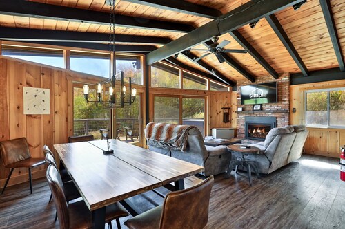 RoundTop Chalet | Hot Tub, Fire Pit & Mountain Views near Killington & Okemo