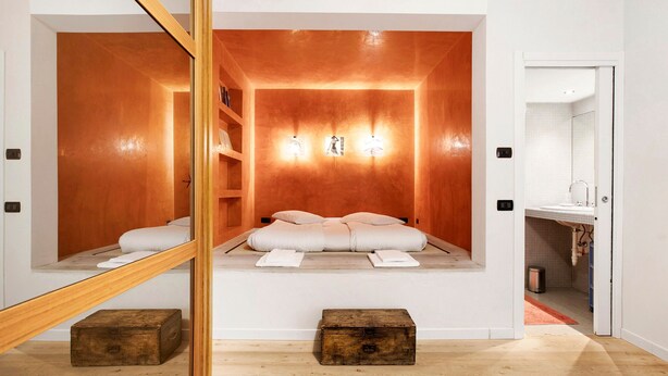A modern bedroom with a wooden headboard, a large mirror, and a built-in bench. - Apartment 'Bilocale 10' with Mountain View, Balcony and Wi-Fi (Gressan)