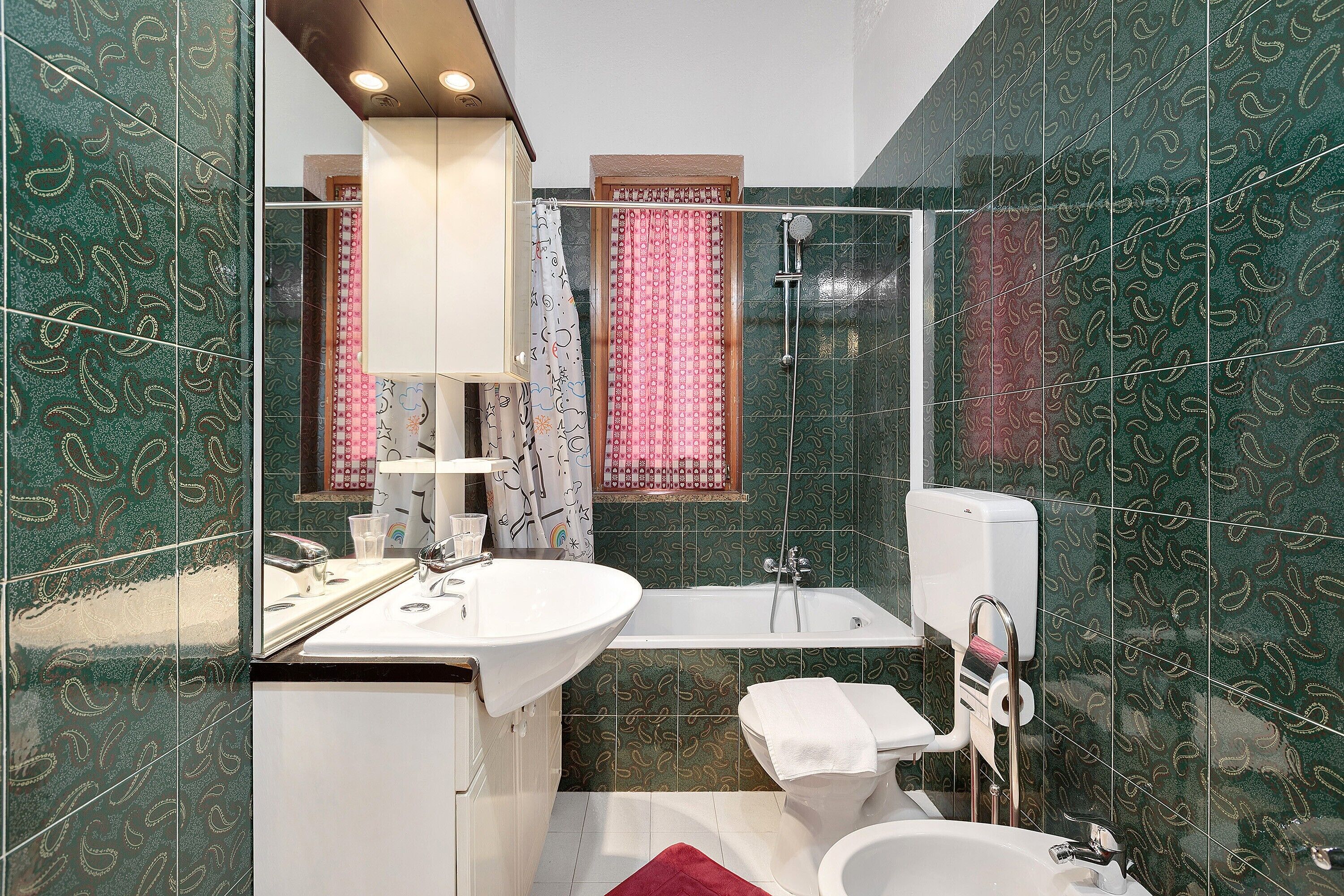 Een douche, een haardroger, handdoeken