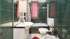 Un baño con bañera, inodoro y lavamanos.