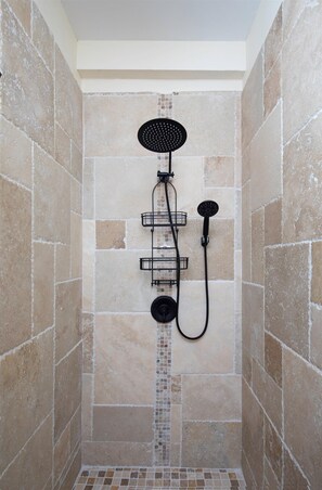 Een douche, handdoeken