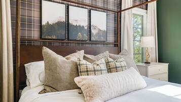 5 bedrooms, desk, iron/ironing board, travel crib