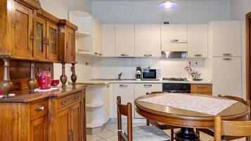 Frigorifero, microonde, forno, piano cottura