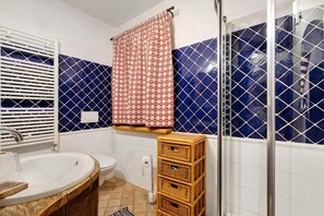 Douche, sèche-cheveux, serviettes fournies