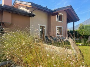 Un bâtiment à deux étages, doté d’une façade marron, de deux fenêtres et d’une porte bien visible.