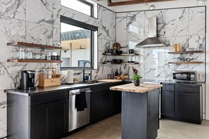 Fridge, microwave, oven, stovetop - The Lazy River House - Joshua Tree Resort (Joshua Tree)