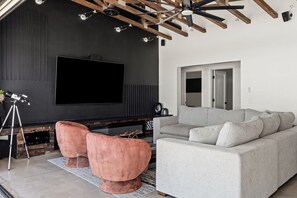 Smart TV, table tennis