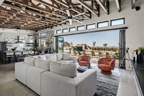 Bar (on property) - The Lazy River House - Joshua Tree Resort (Joshua Tree)