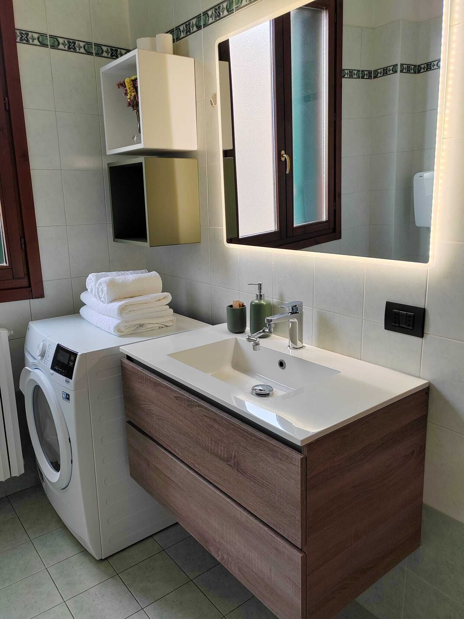 Sèche-cheveux, serviettes fournies, savon, papier toilette