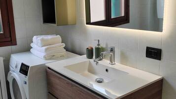 SĂšche-cheveux, serviettes fournies, savon, papier toilette