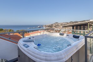 Outdoor spa tub - Welcome to Your Home Away from Home! (Funchal)