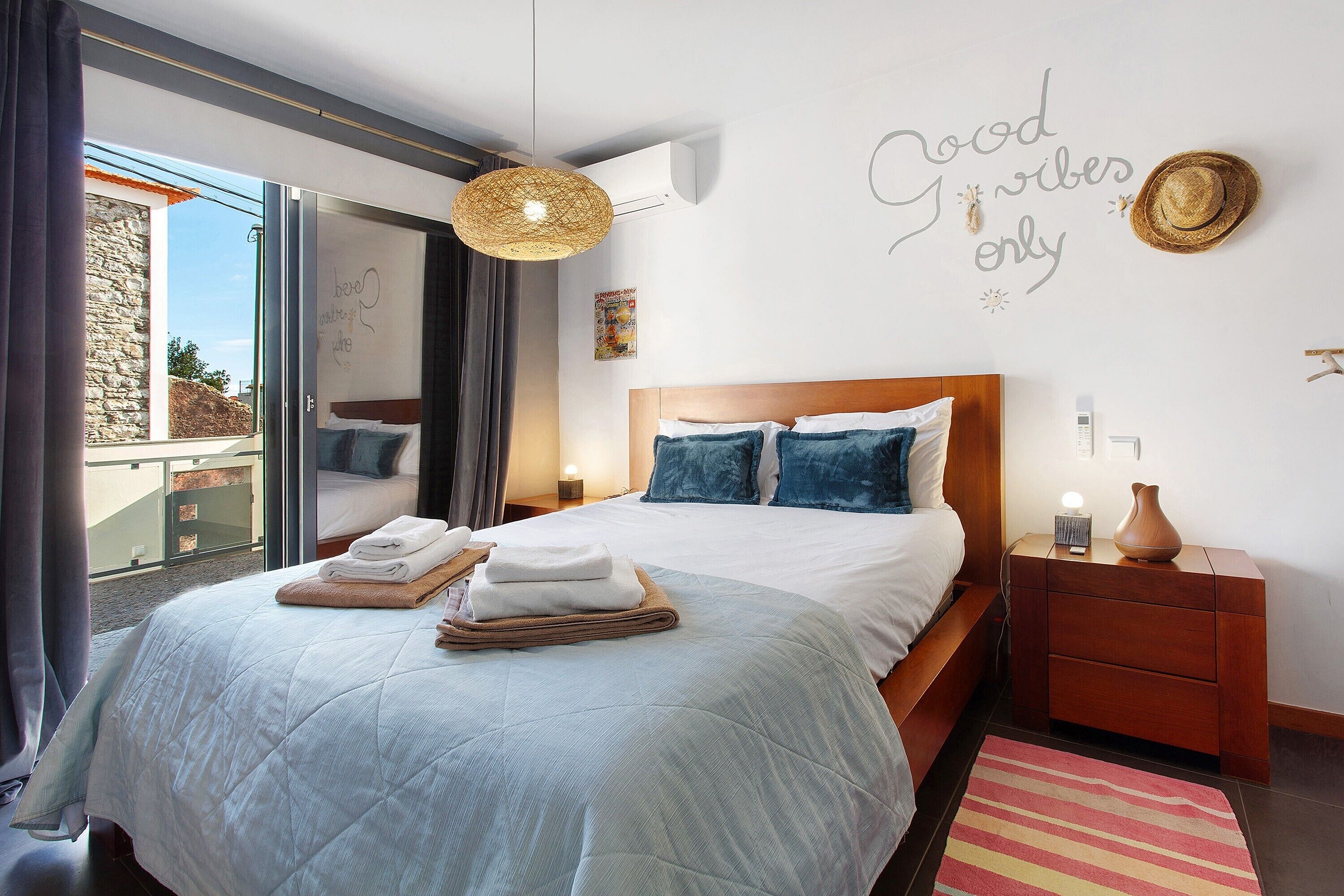 3 habitaciones, tabla de planchar con plancha, wifi y ropa de cama 