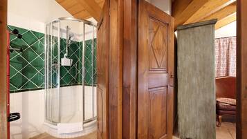 Dusche, Haartrockner, Handtücher