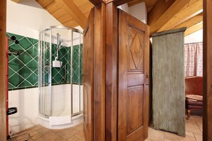 Douche, sĂšche-cheveux, serviettes fournies