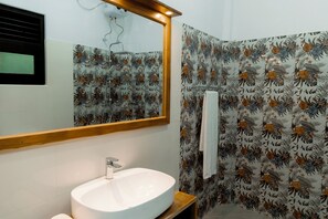 Shower, free toiletries, towels, soap - Stone Garden Ayurveda Hotel (Dikwella)