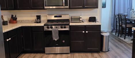 Een koelkast, een microgolfoven, een oven, een kookplaat