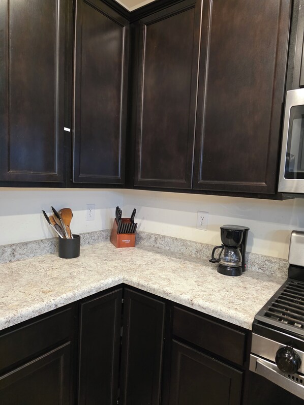 Frigorifero, microonde, forno, piano cottura