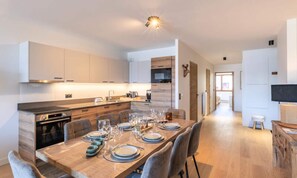 Frigorífico, microondas, lavavajillas y hervidor eléctrico