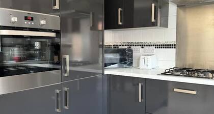 🏡 Stunning 3-Bedroom House in Wantage Grove – Near F1 Williams & Oxford