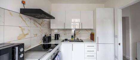 Kylskåp, mikrovågsugn, ugn och spishäll