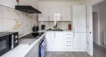 3Bedroom 2 Bathroom House-Free Parking (5 beds)