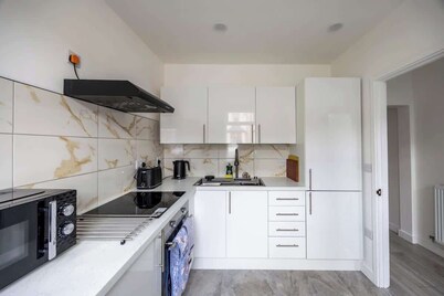 3Bedroom 2 Bathroom House-Free Parking (5 beds)