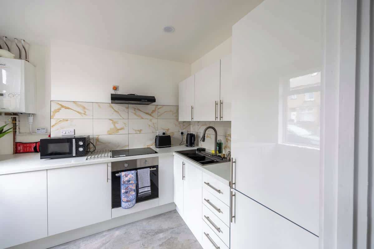 Kjøleskap, mikrobølgeovn, ovn og kokeplater