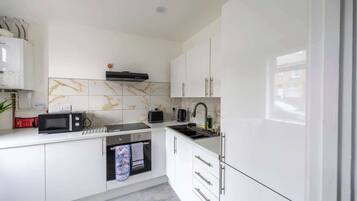 Kjøleskap, mikrobølgeovn, ovn og kokeplater