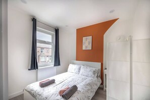 3 chambres, fer et planche à repasser, Wi-Fi, draps fournis