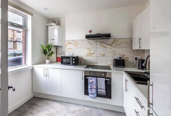 Een koelkast, een microgolfoven, een oven, een kookplaat