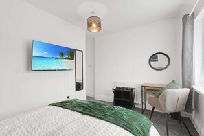 3 عدّة غرف نوم ومكواة/لوح كي وواي فاي وملاءات أسرّة