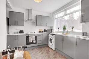 Frigorífic, microones, forn i placa de cuina 