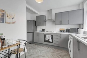 ثلاجة، ميكروويف، فرن، موقد طهي مسطح