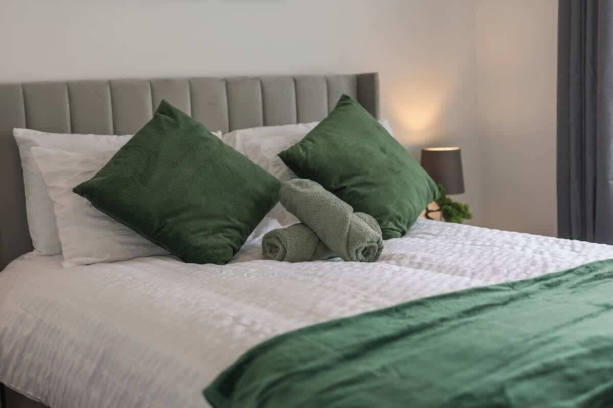 3 bedrooms, iron/ironing board, WiFi, bed sheets