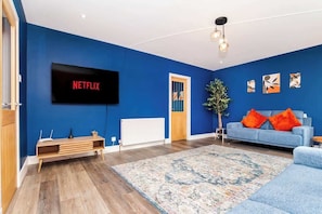 TV, offices - 3 Bedroom Stylish Ground Floor Flat (Aberdeen)