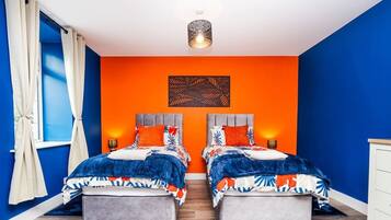 Tabla de planchar con plancha, wifi, ropa de cama