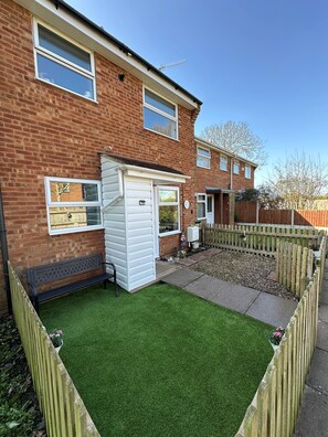 Exterior - Stoke Prior Escape for 4 just 5 mins from M5/M42 (Stoke Prior)