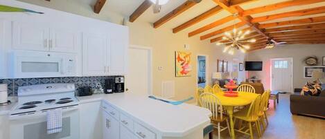 ثلاجة، ميكروويف، فرن، موقد طهي مسطح