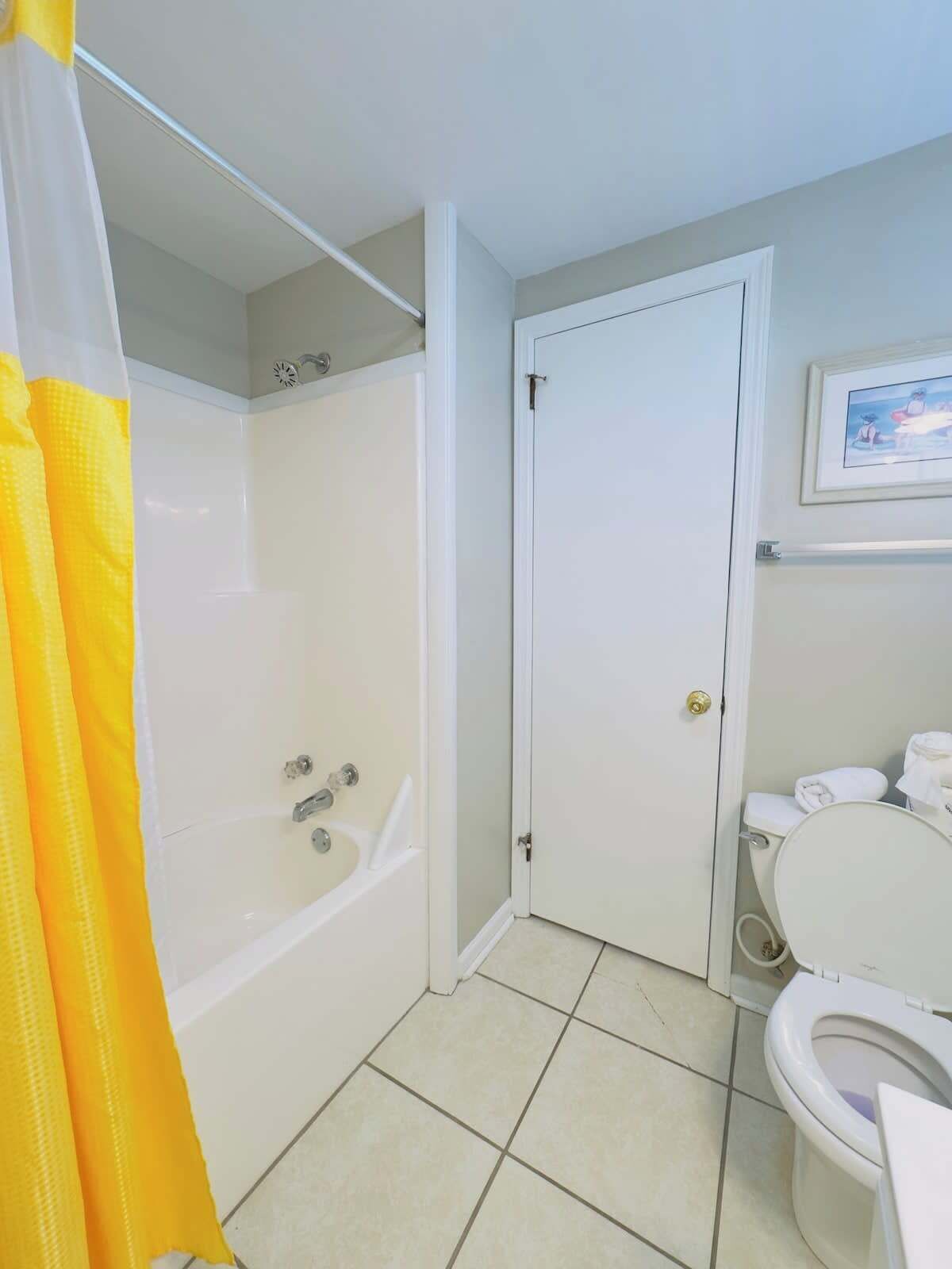 Un baño con bañera, inodoro y lavabo.