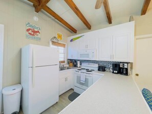 Køleskab, mikrobølgeovn, ovn, kogeplade