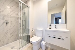 Bathroom - Tuam City Side Stay | 2BR + 2BA + Parking (Christchurch)
