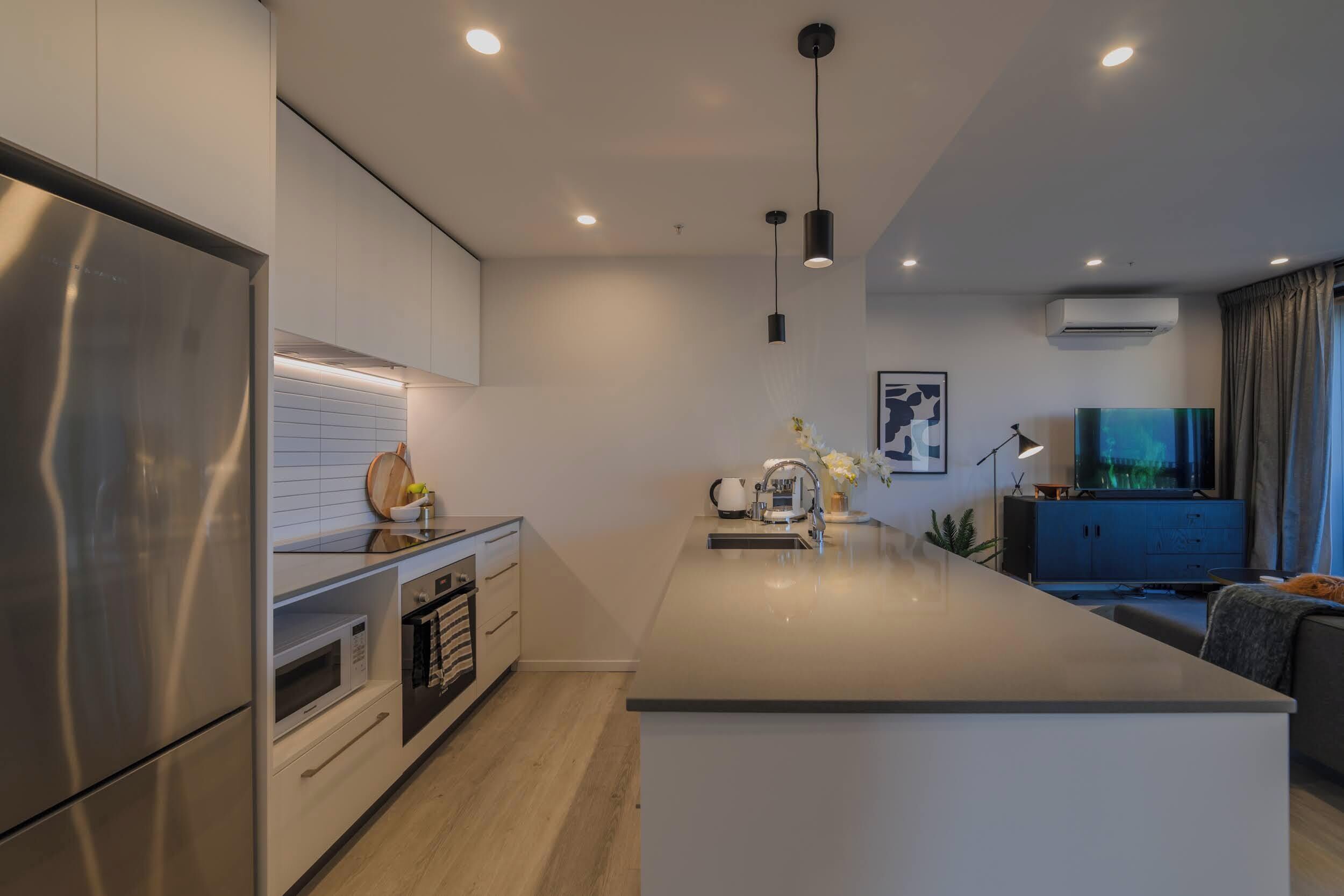 Een koelkast, een magnetron, een oven, een kookplaat