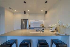 Réfrigérateur, four à micro-ondes, un four, surface de cuisson
