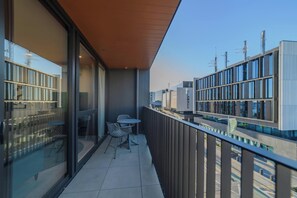Outdoor dining - Cityside Comfort!  Modern 2BR, 2BA with Parking (Christchurch)