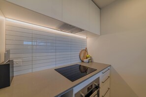 Wasserkocher mit Kaffee-/Teezubehör, Kühlschrank, Mikrowelle, Ofen