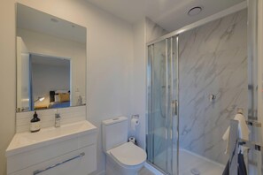 Shower, hair dryer, towels - Cityside Comfort!  Modern 2BR, 2BA with Parking (Christchurch)