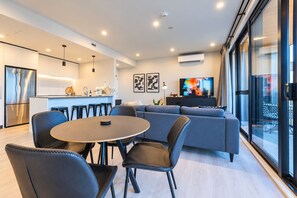 Dining - Tuam City Side Stay | 2BR + 2BA + Parking (Christchurch)