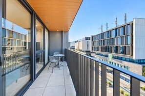 Outdoor dining - Tuam City Side Stay | 2BR + 2BA + Parking (Christchurch)
